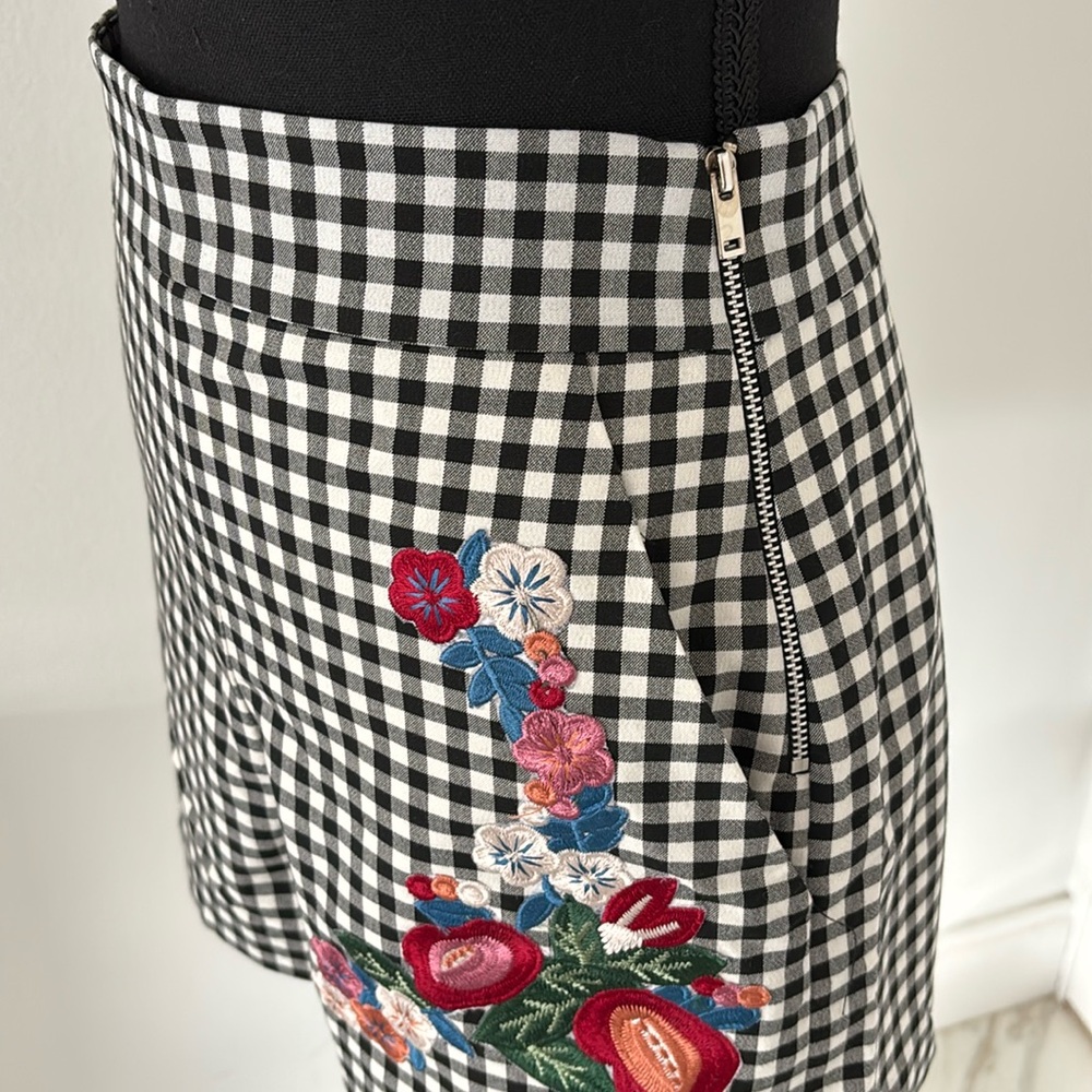 ZARA WOMEN Gingham Check High Embroidered Rise Shorts - Picture 3 of 7